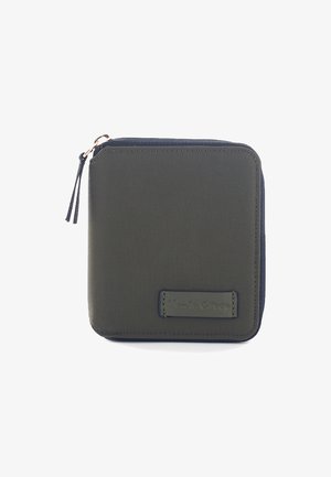 Petit portefeuille carré zippé vert foncé avec une languette en tissu et une étiquette de marque cousue sur le devant, le tout sur fond blanc.