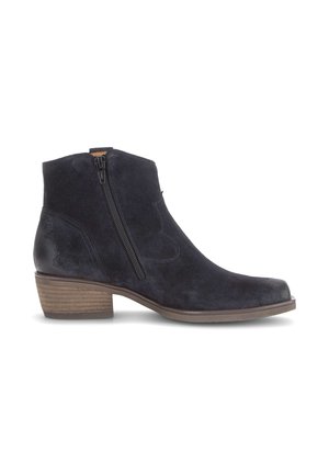 Schwarze Veloursleder-Stiefelette mit seitlichem Reißverschluss, niedrigem braunen Absatz und runder Zehenpartie, von außen auf weißem Hintergrund gezeigt.