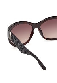Guess Aurinkolasit - dark avana brown gradient