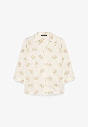 Krémová halenka s béžovými paisley vzory, zapínáním na knoflíky vpředu, tříčtvrtečními rukávy a klasickým límečkem.