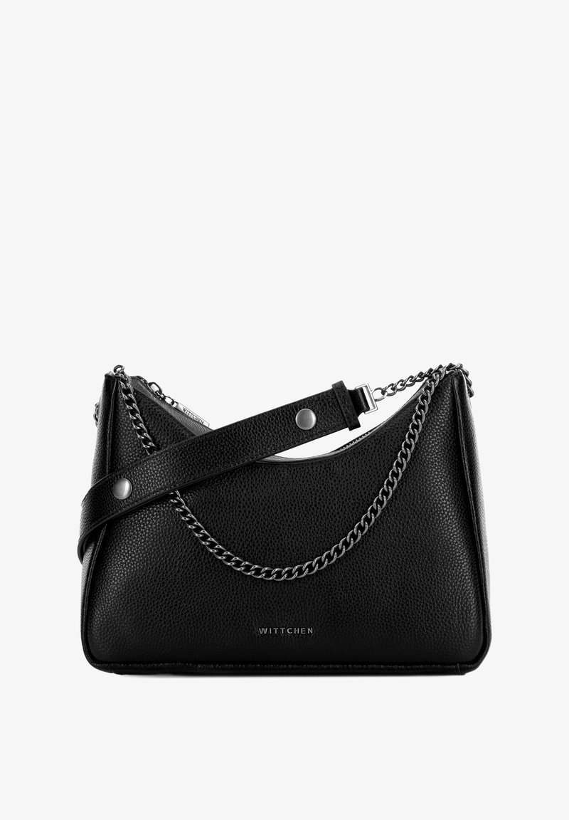 Bolso de mano de cuero negro con una superficie texturizada, forma triangular y una correa de cadena. Presenta detalles en plata y un logo en la parte frontal.