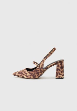 Leopardenmuster Slingback-Pumps mit spitzer Zehe, aus strukturiertem Wildleder und mit einem blockartigen Absatz. Mit einem Riemen und einem kleinen Schnallenakzent.