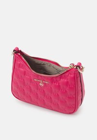 Różowa, pikowana skórzana torebka z złotym okuciem, zamknięciem na zamek i wytłoczonym logo MK. Gładka tekstura z kieszeniami wewnętrznymi.