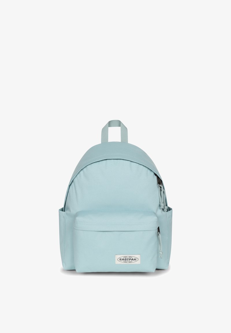 Valkoinen sininen reppu, jolla on pyöristetty muoto, etupussukassäilytys, sivuverkkopussi ja yläkantokahva. Valmistettu kestävästä kankaasta.