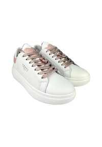 Sneaker bianche con tomaia in pelle liscia, dettagli in tessuto rosa e lacci metallici. Suola bianca spessa con un design elegante e arrotondato.
