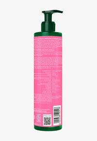 Bottiglia di lozione alta e verde con etichetta rosa che mostra una descrizione dettagliata del prodotto, gli ingredienti, il codice a barre e un codice QR su sfondo bianco.