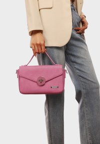 Borsa a tracolla rosa texturizzata con chiusura a pattina e bottone metallico rotondo. Include una maniglia superiore e una tasca laterale con zip. Progettata in forma rettangolare.