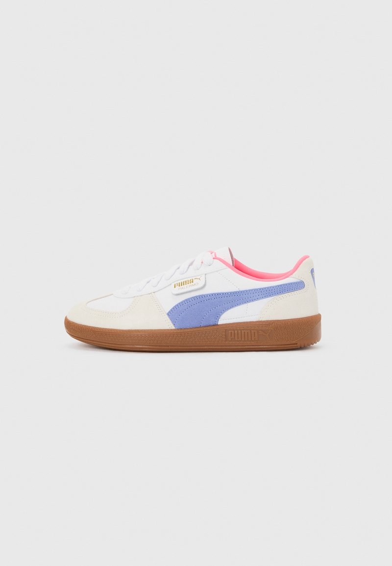 Basket basse blanche avec bande bleue Puma, doublure intérieure rose, semelle en gomme et étiquette dorée Puma Palermo sur le côté.