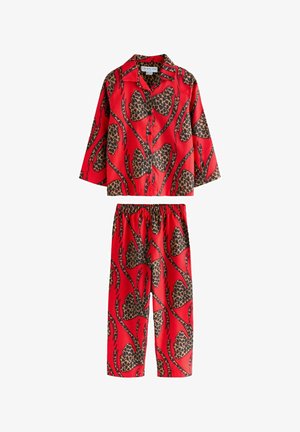 Conjunto de pijama de satén rojo con estampado floral de leopardo en negro y marrón, camisa de manga larga con botones y pantalones de pierna recta con cintura elástica.