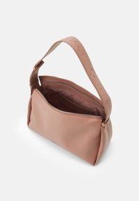 Calvin Klein GRACIE SHOULDER BAG - Kabelka - ash rose