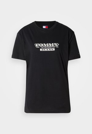 Mustast puuvillast T-särk, millel on kontrastses valges ja hallis "TOMMY JEANS" logo. Kaelusega mudel lühikeste varrukatega, lõdva istuvusega.