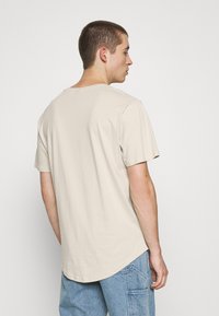 Only & Sons ONSMATT LONGY TEE 7 PACK - T-shirt básica - white/silverline/overlandtrek/olive/foxtrot/monks/black