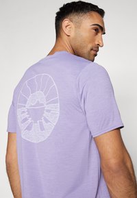 Patagonia CAP COOL DAILY GRAPHIC WATERS - T-shirt desportiva - concrete purple