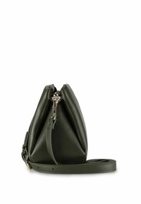 Borsa a mano in pelle verde oliva con forma strutturata, chiusura con zip e tracolla regolabile. Texture liscia con dettagli in metallo color argento.