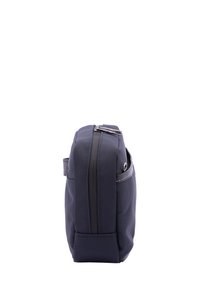 Borsa blu navy a trama con una semplice forma rettangolare, dotata di una zip superiore e di una maniglia laterale, realizzata in materiale resistente e con dettagli minimali.