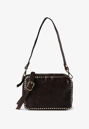 Bolso bandolera de cuero marrón con forma rectangular redondeada, detalles con tachuelas a lo largo de los bordes y una correa ajustable. Cuenta con un logo en relieve.