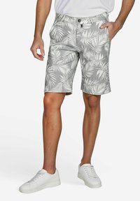 Grau Shorts mit weißem Palmenblattmuster, aus leichtem Stoff gefertigt, mit Seitentaschen und einem vorderen Knopfverschluss, kombiniert mit weißen Sneakers.