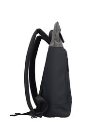 Sac à dos bandoulière en noir et gris, avec un corps lisse et texturé, des sangles réglables et une poche frontale zippée pour le rangement.