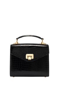 Svart handväska i krokodilprägling med en strukturerad design, gyllene detaljer, ett handtag på toppen och stängning med lås. Slät, glansig yta.