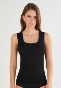 Schwarzes ärmelloses Tanktop mit Rundhalsausschnitt, aus glattem Stoff gefertigt, mit einem taillierten Design, das sich dem Körper anpasst.