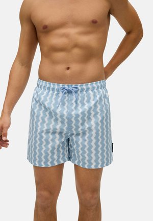 Pantalones de baño de color azul claro con un patrón en zigzag de un azul más oscuro. Cintura elástica con cordón ajustable. Textura suave y longitud hasta medio muslo.