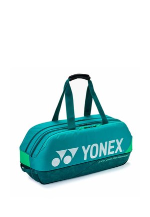 Sac de sport Yonex bleu sarcelle et vert avec deux poignées, deux compartiments zippés, marqué du logo "Yonex pro performance".
