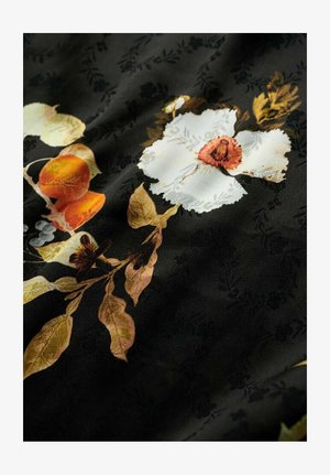 Tissu noir avec des motifs floraux dans des nuances de blanc, d'orange et de vert. Inclut des motifs de feuilles complexes et des détails de texture subtils.