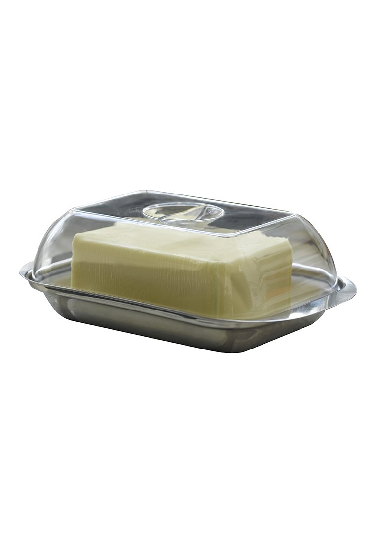 Beurrier avec couvercle en plastique transparent et base en acier inoxydable, contenant un bâton rectangulaire de beurre jaune clair.