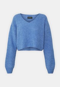 Pull court en tricot bleu doux, à manches longues et col en V, présenté sur fond blanc.