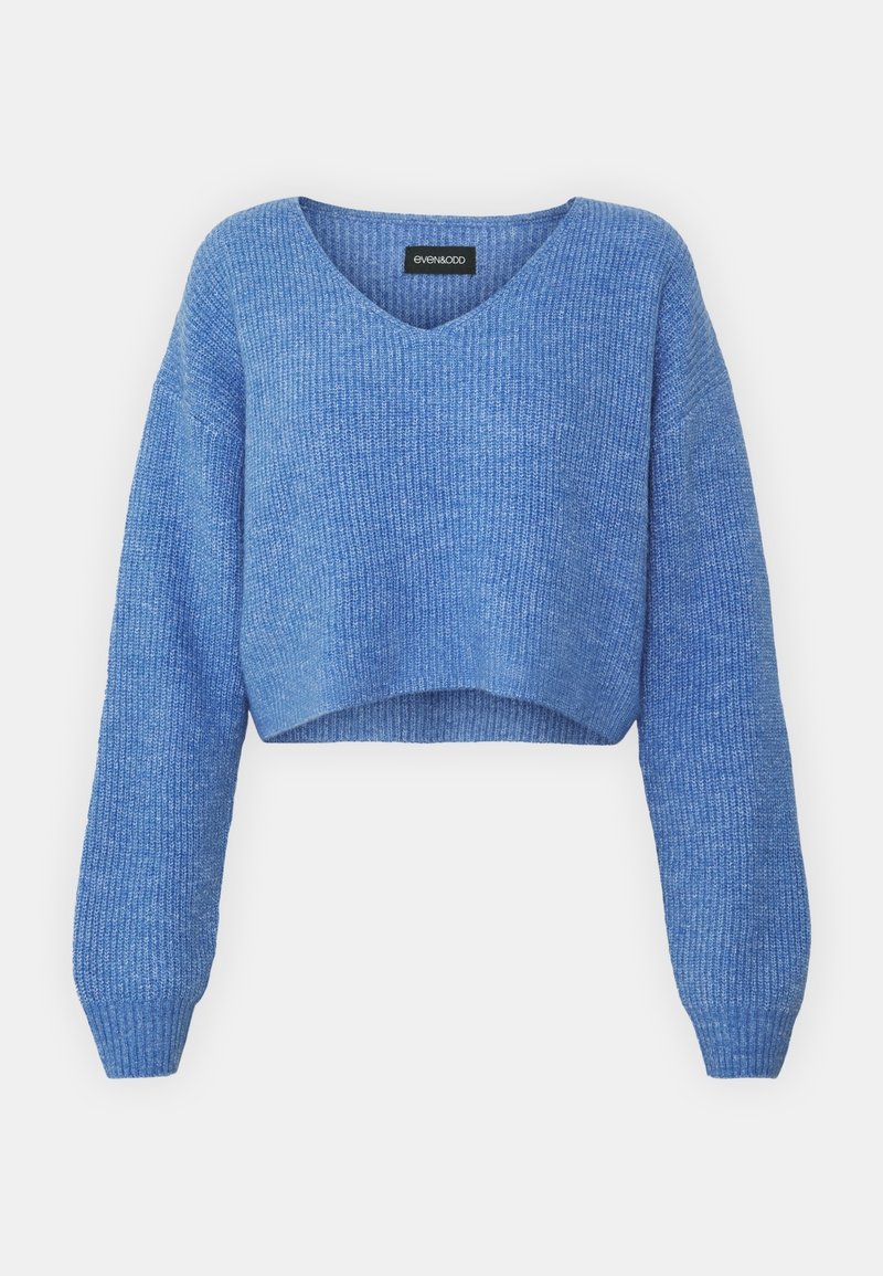 Weicher blauer gestrickter kurzes Sweatshirt mit langen Ärmeln und einem V-Ausschnitt, vor einem weißen Hintergrund präsentiert.