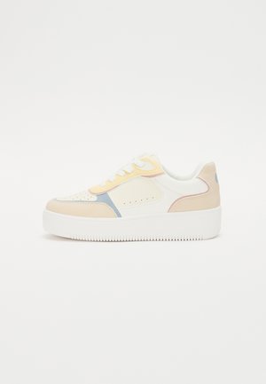 Niski sneaker z białą podeszwą i sznurowadłami, panele w kolorach beżowym, pastelowożółtym, niebieskim i różowym, przeznaczony do codziennego noszenia.