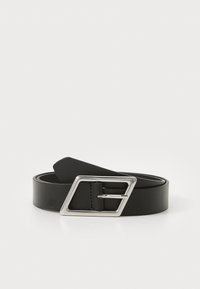 Cinturón de cuero negro con una hebilla rectangular de plata, textura suave y un diseño simple. La correa es plana y robusta.