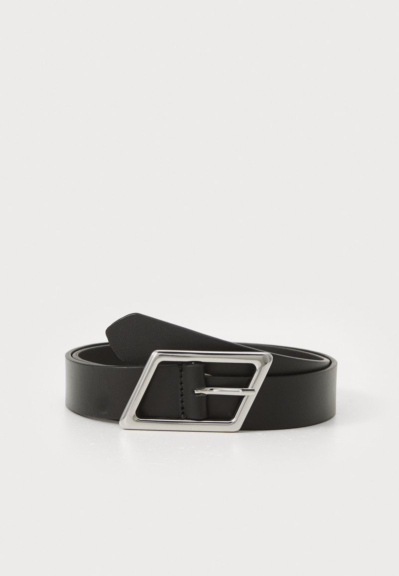 Cinturón de cuero negro con una hebilla rectangular de plata, textura suave y un diseño simple. La correa es plana y robusta.