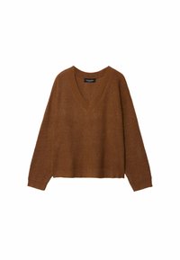 Maglione marrone lavorato a maglia con scollatura a V, maniche lunghe e orlo corto. La trama appare morbida e leggermente rigata in tutto.