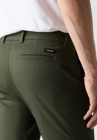 Calvin Klein MODERN SLIM - Chino hlače - dark olive