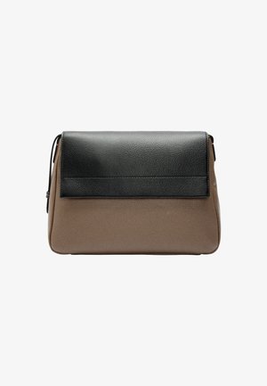 Prostokątna torba na ramię z czarną, fakturowaną skórzaną klapą i gładką brązową podstawą. Zawiera odpinany pasek dla wszechstronnego użytkowania.