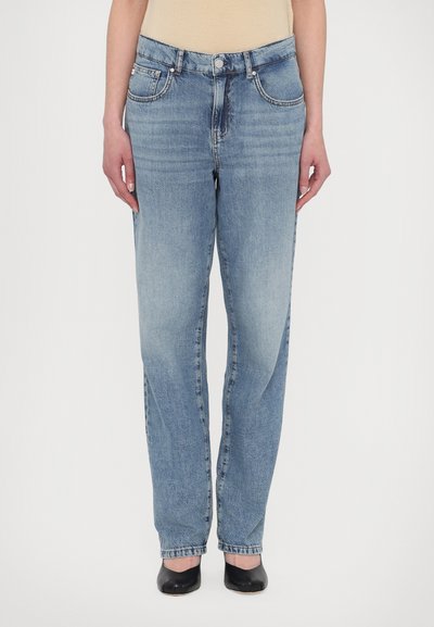 Jean en denim bleu clair avec une coupe décontractée, design à cinq poches, zones décolorées et léger effet de froissement à l'avant. L'ourlet est droit.