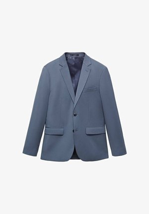 Světle modrý blazer vyrobený z hladké tkaniny, který má přední zapínání na dva knoflíky, klopové límce, dvě přední kapsy a jednu kapsu na prsou.