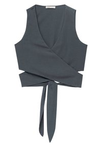 Grijze mouwloze wikkeltop met een diepe V-hals, striksluiting in de taille en een gladde, lichte stoftextuur.