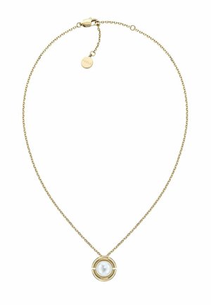 Zlatý reťazový náhrdelník s kruhovým príveskom, ktorý má uprostred bielu perlu a kovové detaily s logom značky.