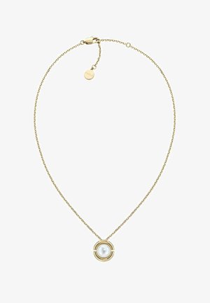 Collier en chaîne dorée avec un pendentif circulaire présentant une perle blanche centrale et des détails métalliques de marque.