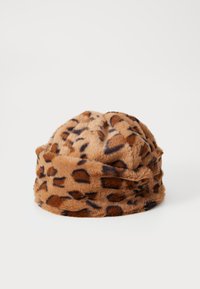 Hnědá čepice z umělé kožešiny s leopardími skvrnami. Zaoblený tvar a měkká textura. Disponuje složeným pruhem na spodní straně.