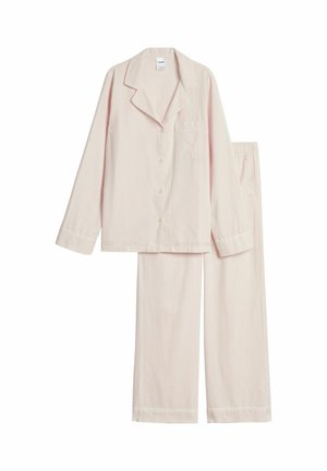 Lyserødt stribet pyjamassæt med en knaplukket top med en lomme og lange ærmer, kombineret med løstsiddende bukser med elastik i taljen.