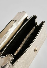 Next HANDLE - REGULAR FIT - Pikkulaukku - gold coloured