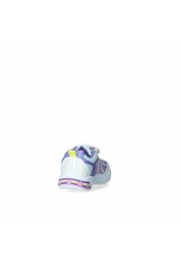 Zapatilla deportiva con un diseño en tonos violetas y azules claros, con una parte superior texturizada, suela blanca y detalles coloridos en el talón y lateral.