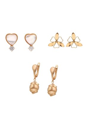 Drie paar gouden oorbellen: hartvormig met witte stenen, abstracte vierbladige bloemen en druppelvormige oorbellen met ronde parels en bloembladkappen.