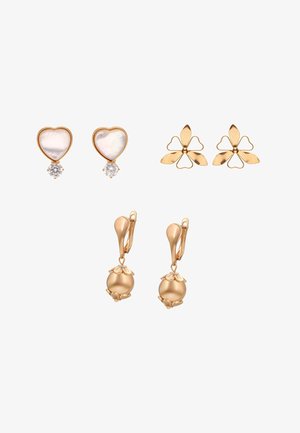 Három pár arany fülbevaló: fehér kövekkel díszített szív alakú, absztrakt négy szirmú virág, valamint csepp alakú fülbevalók kerek gyöngyökkel és szirmokkal borított kupakkal.