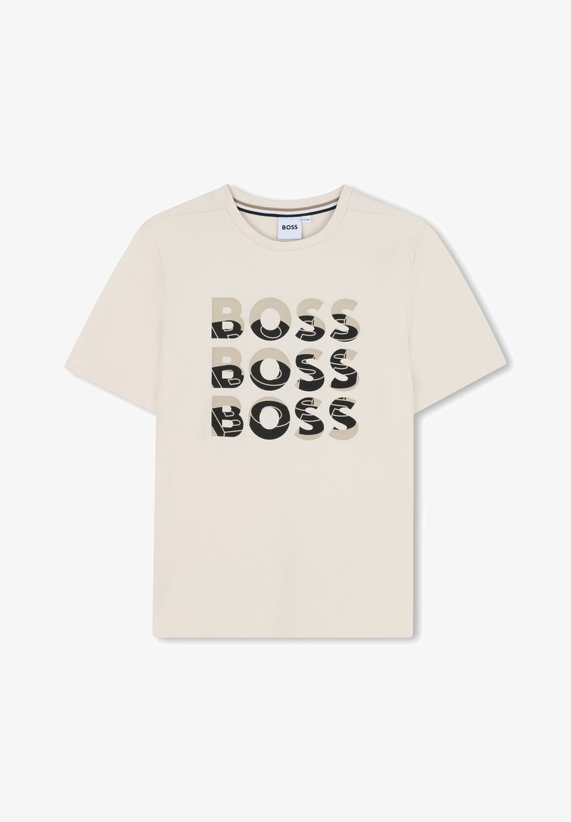 Camiseta de algodão creme com o texto "BOSS" repetido em várias tonalidades de bege e preto, com decote redondo e mangas curtas.
