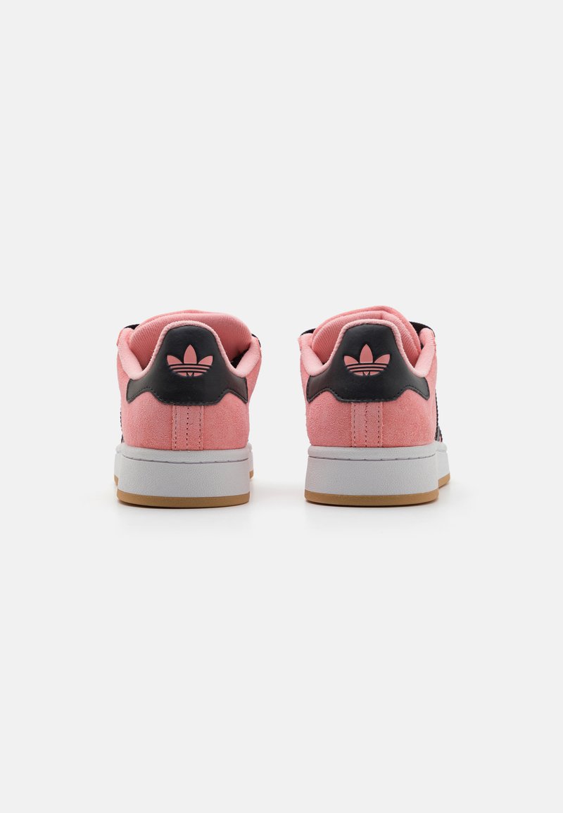 Rosa Wildledersneaker mit schwarzen Akzenten und weißen Sohlen; ausgestattet mit gepolsterten Kragen und einer Gummigriffsohle, die ein minimalistisches Design zeigt.