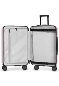 Różowa, twarda walizka otwarta, ukazująca przestronną wnętrze z szarym wykończeniem, wieloma przegródkami, siateczkową kieszenią i czterema obrotowymi kółkami.